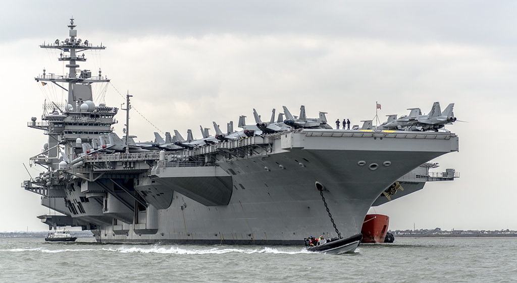 Lotniskowiec klasy NIMITZ na holu za... motor�wk�.