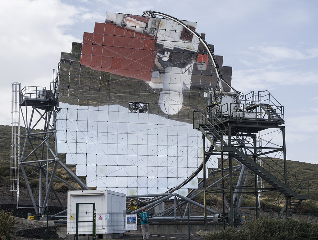 Teleskop MAGIC, zwierciado gwne o rednicy 17 m