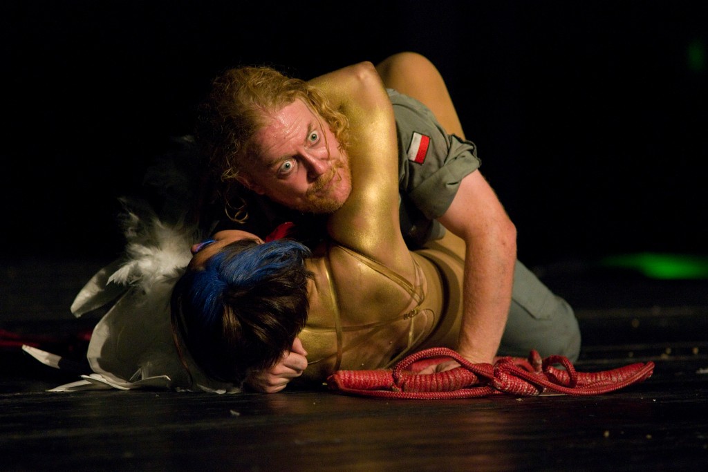 Zdjcie ze spektaklu " mier jest we mnie" Teatru Korzenie z Peterborough w Kanadzie