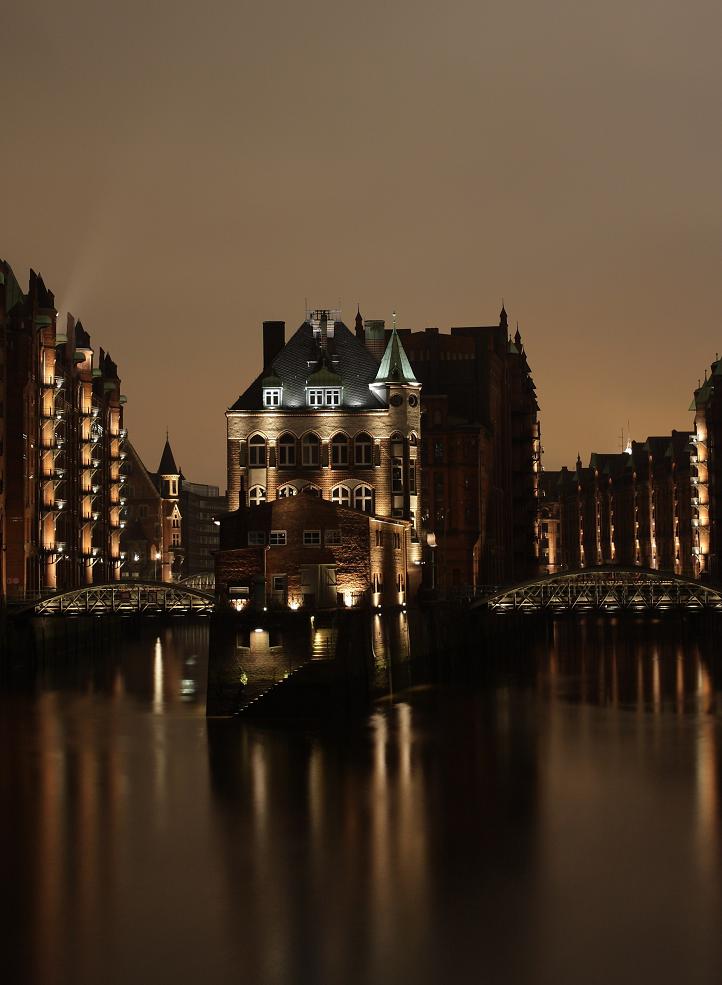 Speicherstadt w Hamburgu. Widok z Poggenmhlenbrcke