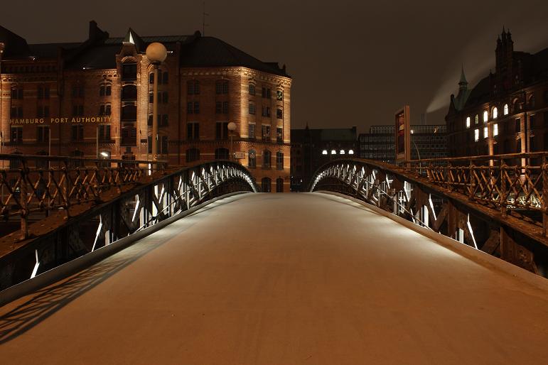 Jeden z mostw prowadzcych do Speicherstadt w Hamburgu.