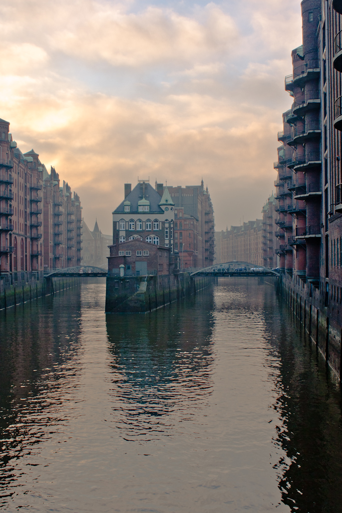 Zamek na wodzie. Hamburg, "Miasto spichrzw".